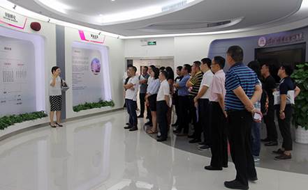 說(shuō)明: F:\【資料與辦公】\辦公區(qū)\2.網(wǎng)站新聞\2019年\9月\2019.09.07 方大集團(tuán)舉辦“高級(jí)管理人員研修班”培訓(xùn)\參觀(guān)展廳（文中.jpg